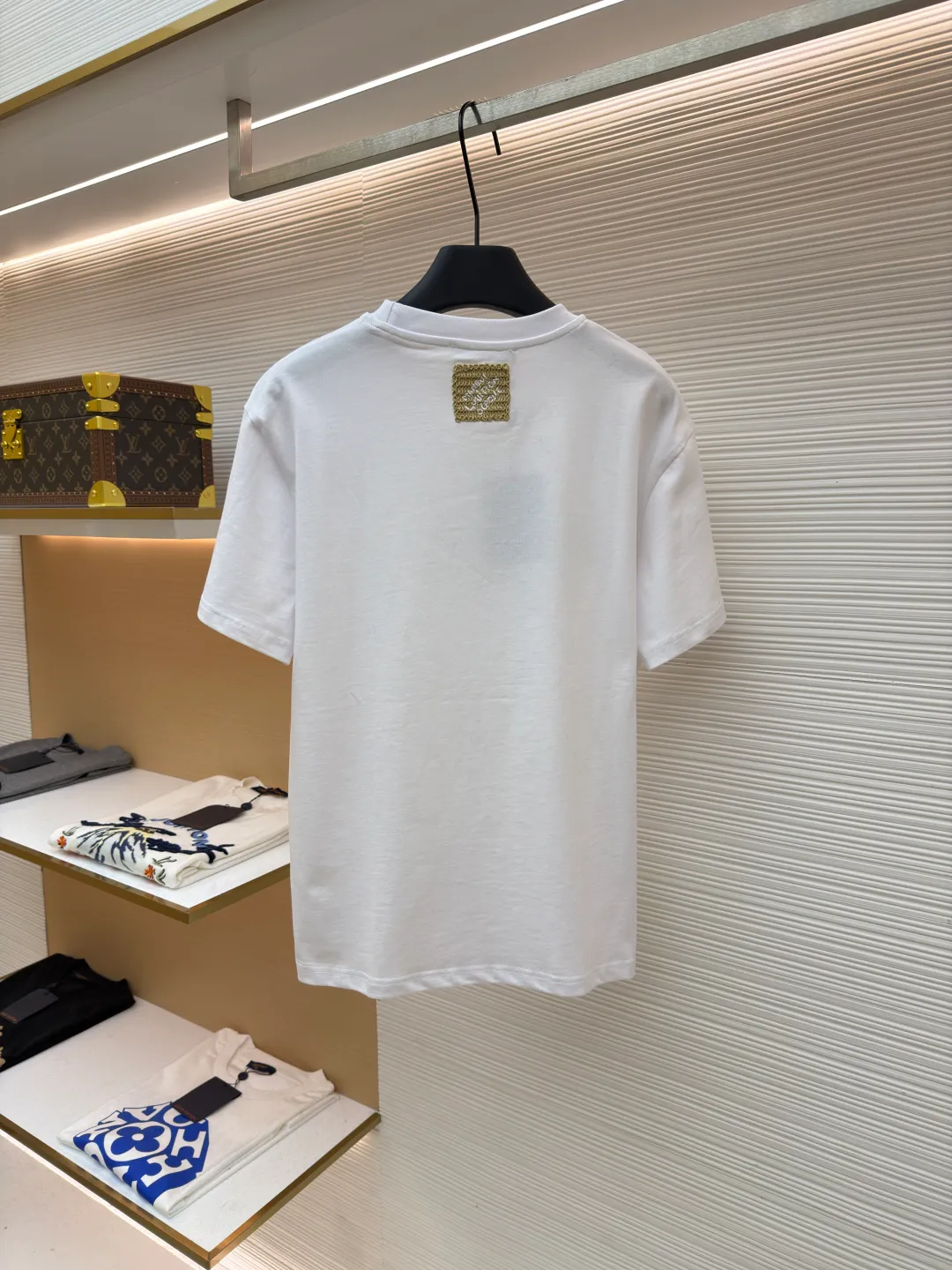 LOUIS VUITTON Raffia letter embroidered short sleeves ●Authentic product: Purchased and developed for 10399 ●Item number: 1680198-X95 ●Material: plain weave high-quality cotton ●Technology: double yarn tensioner thread ●Version: fitted version ●Weight: about 245 grams ●Size: S-M-L-XL ●Description: Clever use of iconic elements like raffia to add a touch of handcrafted flavor to the classic silhouette. Decorated with Louis Vuitton embroidery on the chest and Marque 1.Vuitton Dé 💰osée label on the back. The overall wiring is straight and delicate, the fabric is comfortable and soft, and the color is consistent without color difference. It can be matched with the same style to create a fashionable look and control various occasions. Customized accessories, complete with three standards, same style for men and women!